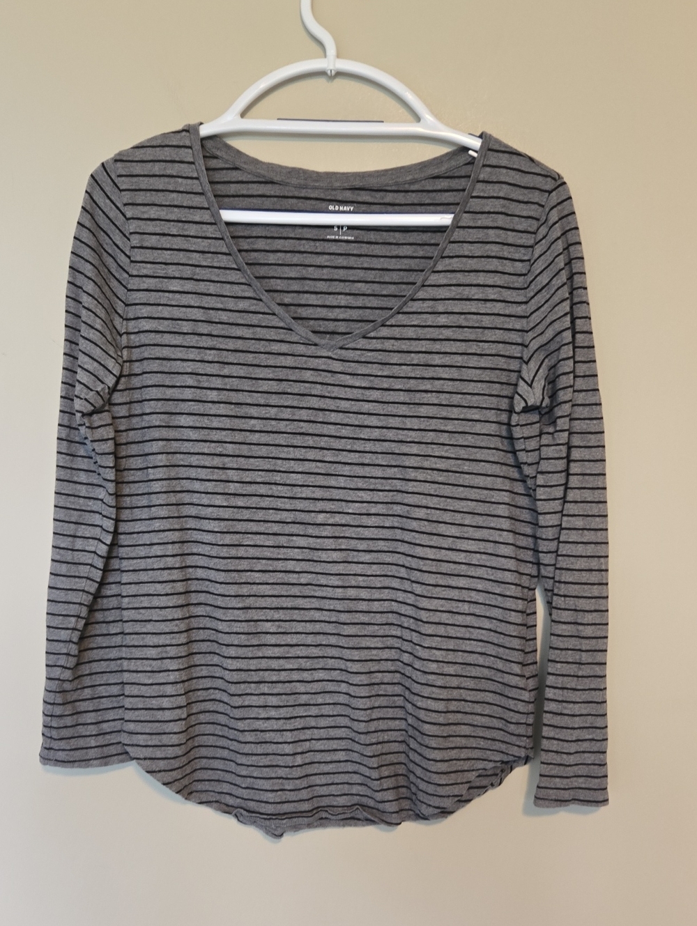 Old Navy Gray Striped V-Neck Long Sleeve Tee